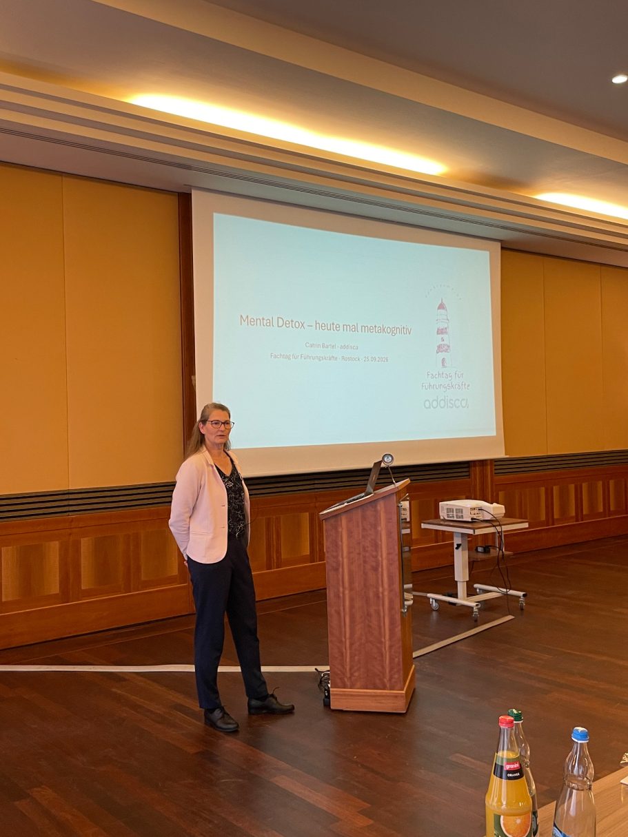 4. Vortrag: "Belastungserleben aus metakognitiver Sicht"; Catrin Bartel Der 4. Vortrag wurde von Catrin Bartel zum Thema "Belastungserleben in der Führungsrolle" gehalten.