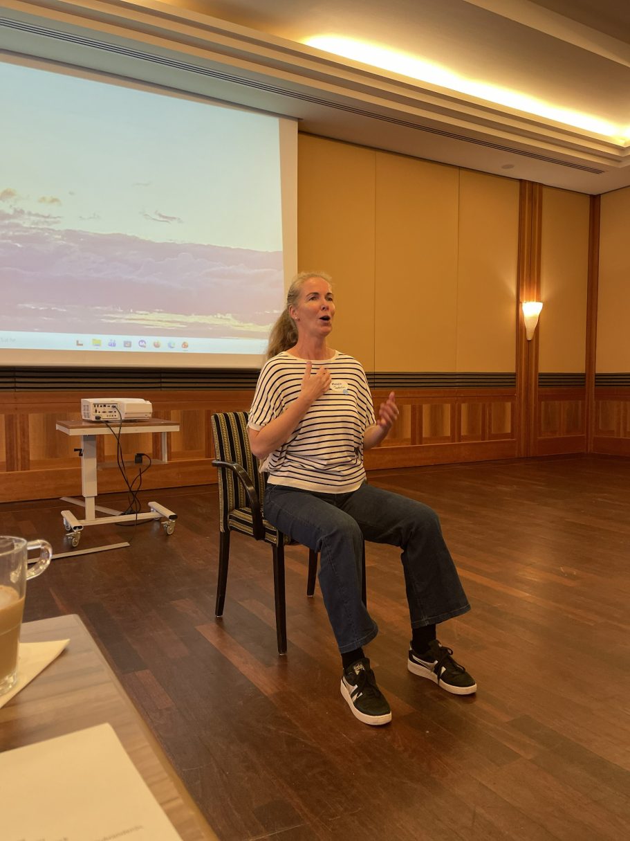 Yoga mit Manuela Tamburlini Manuela Tamburlini hielt die Teilnehmenden mit kurzen Yoga-Übungen wach