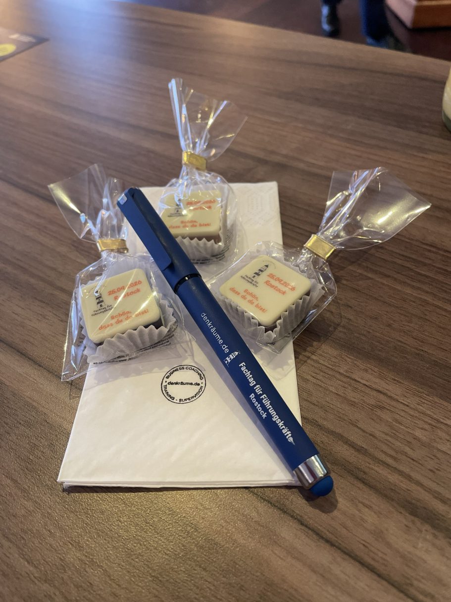 Herzlich Willkommen! Begrüßungs-Praline für die Teilnehmenden
